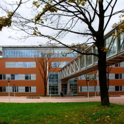 External venetian blinds<br />
Utility building